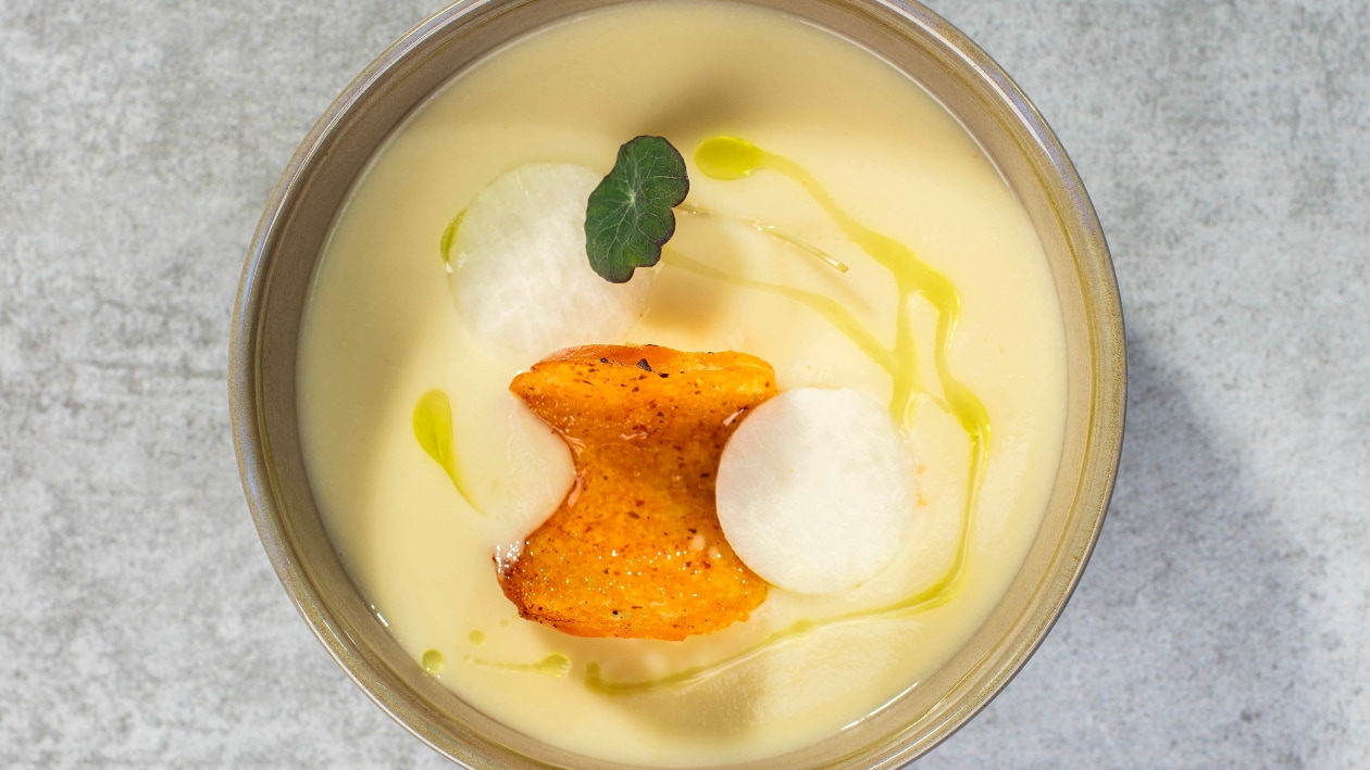 Krem szparagowy/ ziemniaki / por / piklowana kalarepa / olej lubczykowy